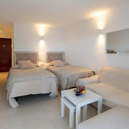 Comodoro 8 - * Los Cristianos (Tenerife)